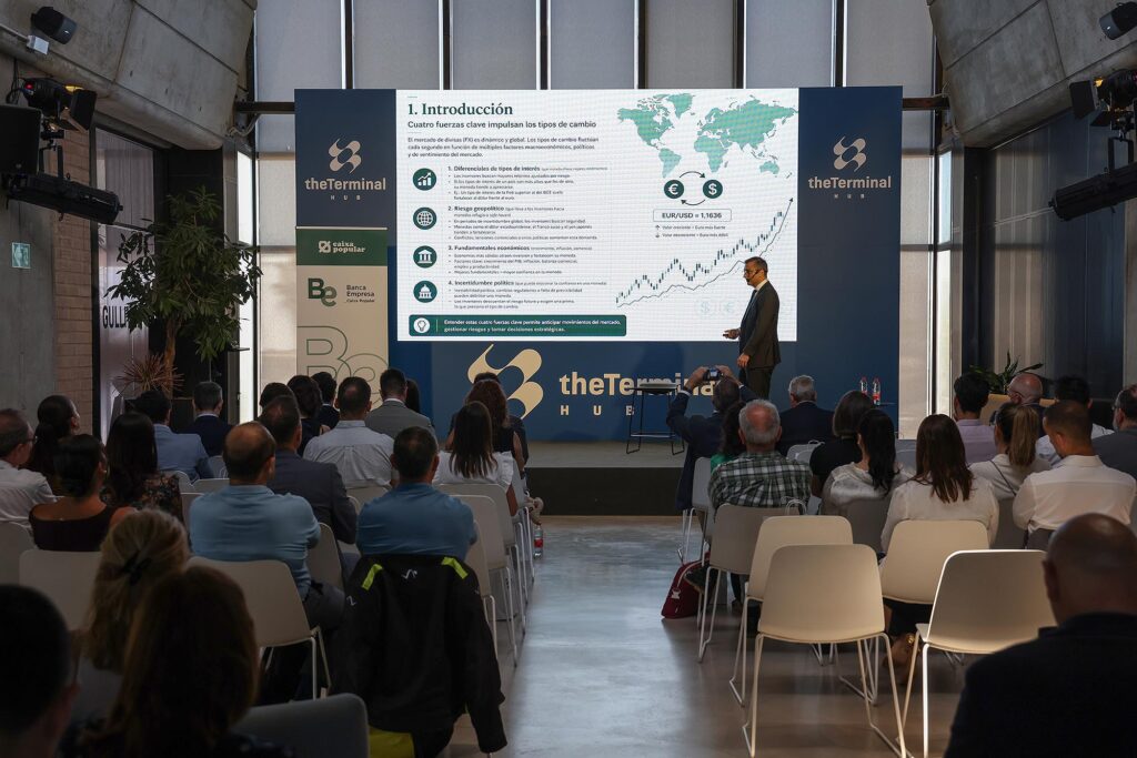 Caixa Popular reúne a empresas valencianas en un foro sobre internacionalización de alto nivel