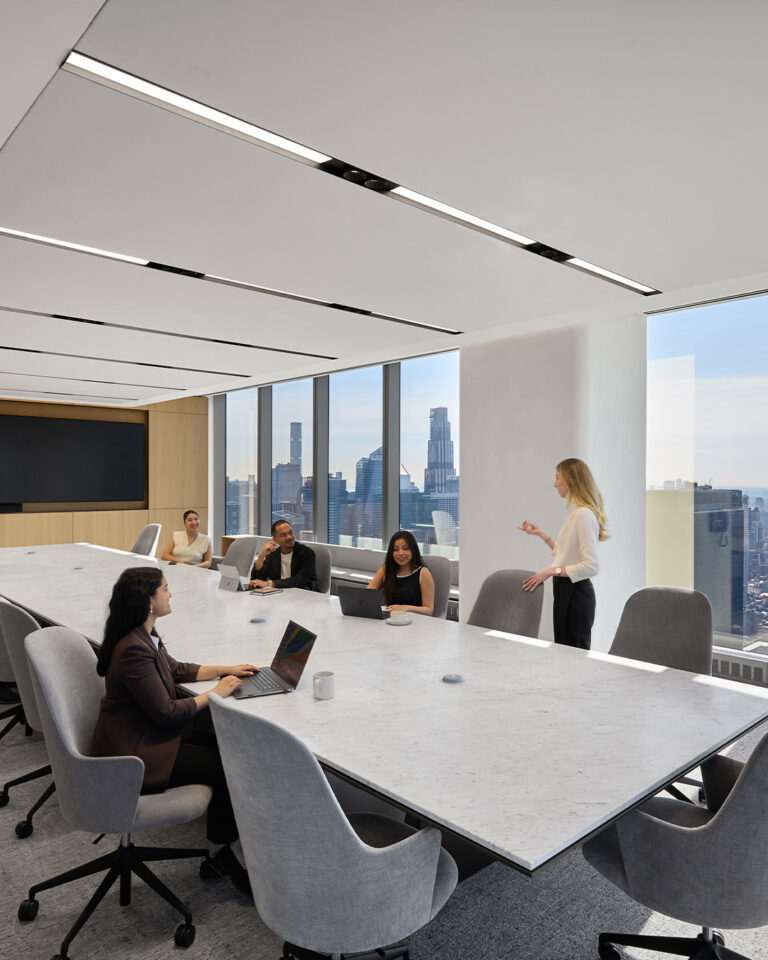 Aleta Executive, de Jaime Hayon, en la sala de alta dirección de una firma financiera en Nueva York