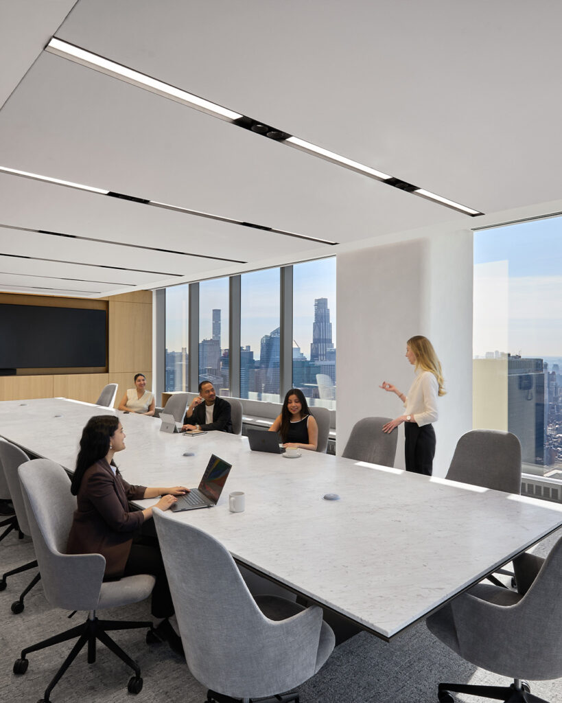 Aleta Executive, de Jaime Hayon, en la sala de alta dirección de una firma financiera en Nueva York